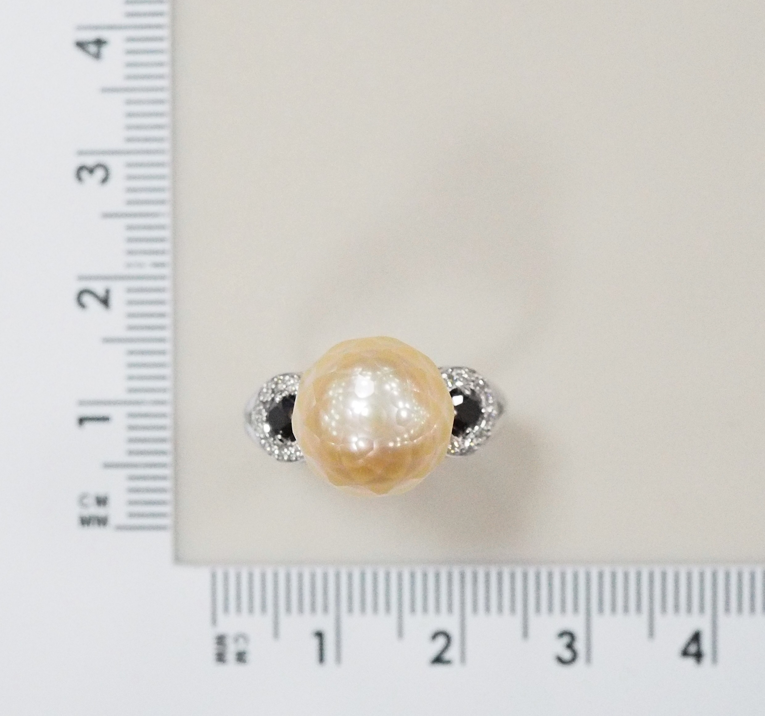 Кольцо из белого золота с персиковым жемчугом